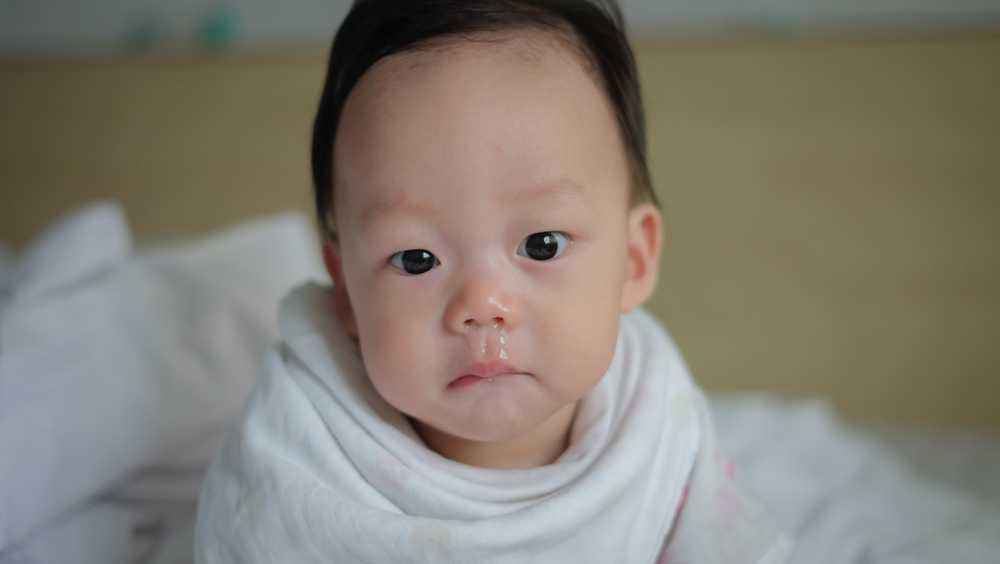 Bayi Muntah Menyembur: Ciri, Penyebab, & Cara Mencegahnya