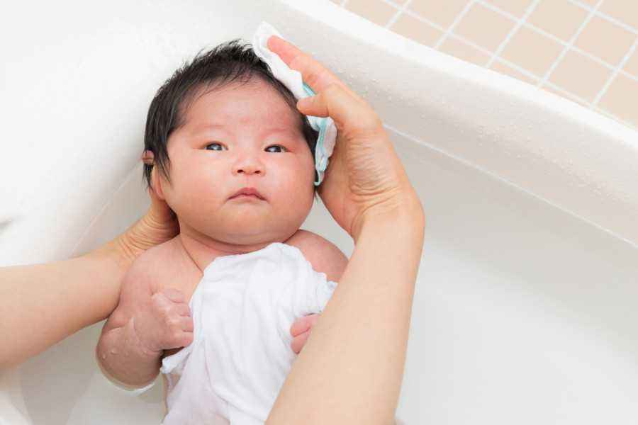  7 Cara Memandikan Bayi  yang Tepat di Era New Normal