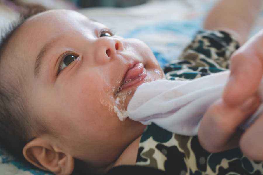 Bayi Sering Muntah Apa Penyebabnya