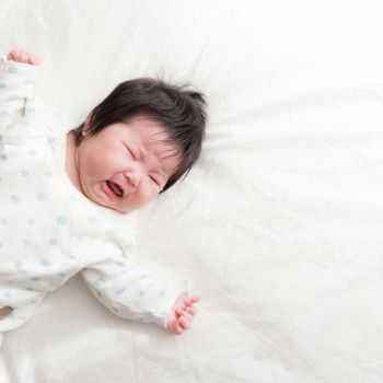 8 Penyebab Bayi Menangis Saat Tidur Solusinya