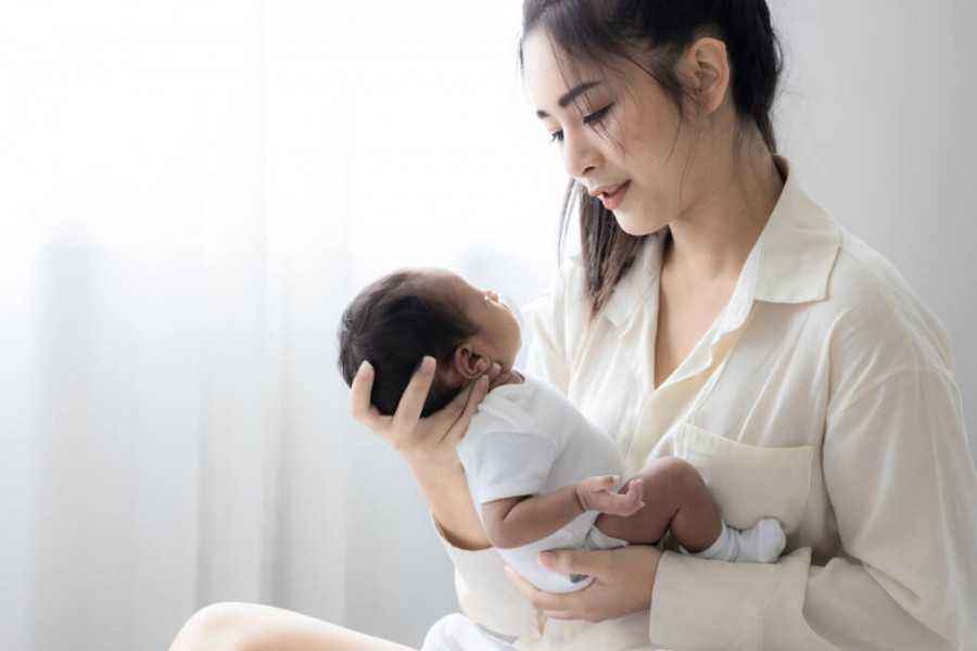 Mengenal Cara Menggendong Bayi untuk Tumbuh Kembang Optimal