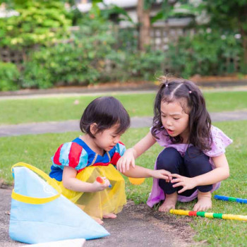 5 Cara Mengatasi Kebiasaan Rebutan Mainan pada Anak